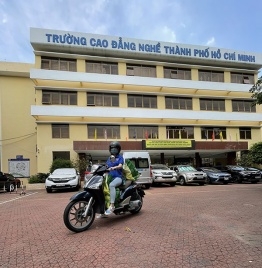 Trường CĐN TPHCM: Trao 212 phần quà cho sinh viên gặp khó khăn do mắc kẹt không về quê được