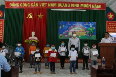 Đắk Lắk quan tâm, tặng quà cho trẻ em trong dịp Tết Trung thu 2021