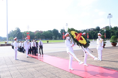 Đoàn đại biểu Tổng cục Giáo dục nghề nghiệp dâng hoa tưởng niệm các Anh hùng liệt sĩ, viếng Chủ tịch Hồ Chí Minh