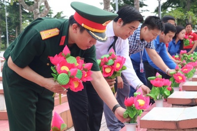 Long An: Trao tặng hoa sen nhân kỷ niệm 76 năm ngày thương binh – liệt sĩ