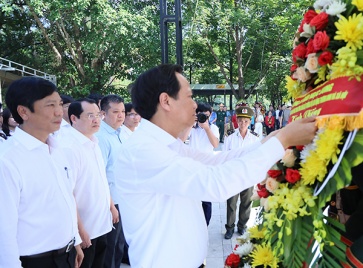 Bộ trưởng Đào Ngọc Dung viếng các anh hùng liệt sĩ tại tỉnh Quảng Trị