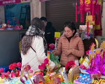 Nô nức đến chùa Hà cầu duyên trước ngày Valentine, dịch vụ sắp lễ đắt hàng