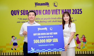 Vinamilk và Quỹ sữa vươn cao Việt Nam dành tặng 500.000 hộp sữa đến trẻ em khó khăn  nhân dịp  kỷ niệm 50 năm thống nhất đất nước